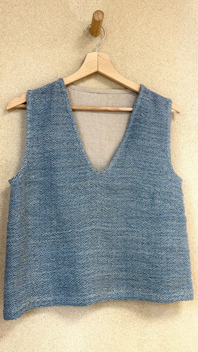 top en lin graphique bleu et naturel
